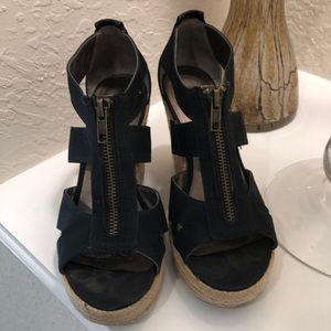 Fun & trendy Moda wedges!